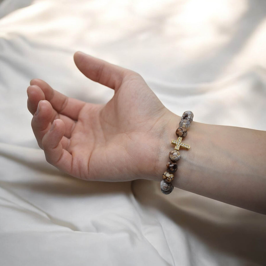 Unieke Armband Met Slangenhuid Agaat Kralen En Gouden Kruis Bedel - GS Imperial®